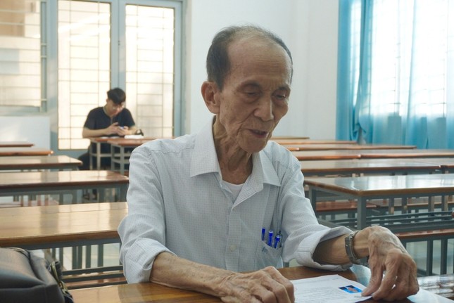 Cụ ông 87 tuổi ở Cần Thơ đi thi thạc sĩ-1