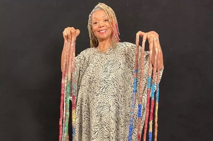 Người phụ nữ có bộ móng tay dài 13 mét sau gần 30 năm không cắt-1