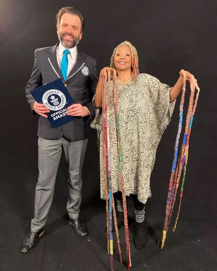 Người phụ nữ có bộ móng tay dài 13 mét sau gần 30 năm không cắt-2