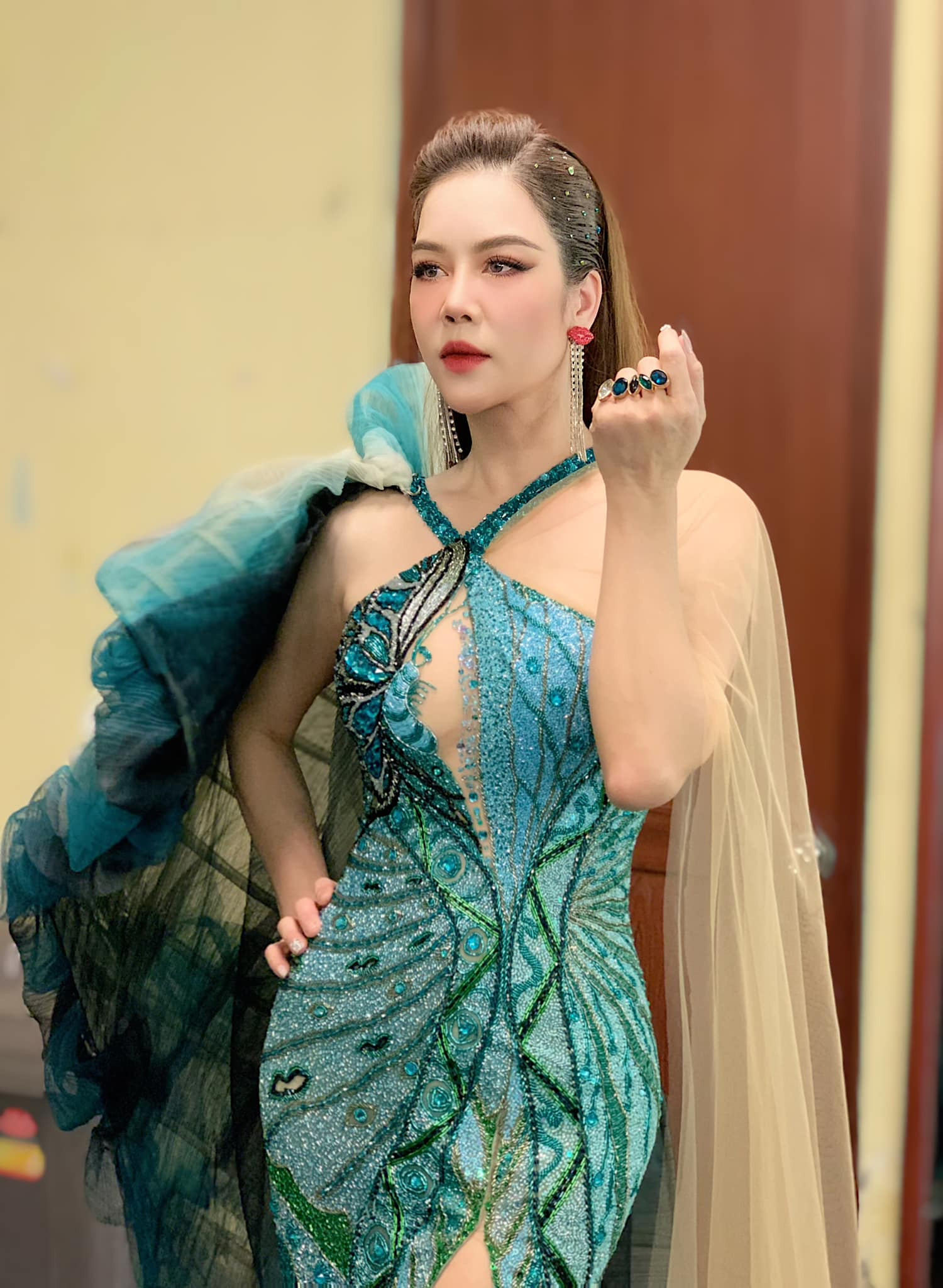 Thời trang lạ của ca sĩ Thu Phương ở tuổi 52-6