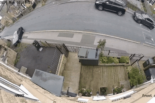 Ô tô lao như tên bắn, bay lên không trung lật nghiêng trước nhà dân