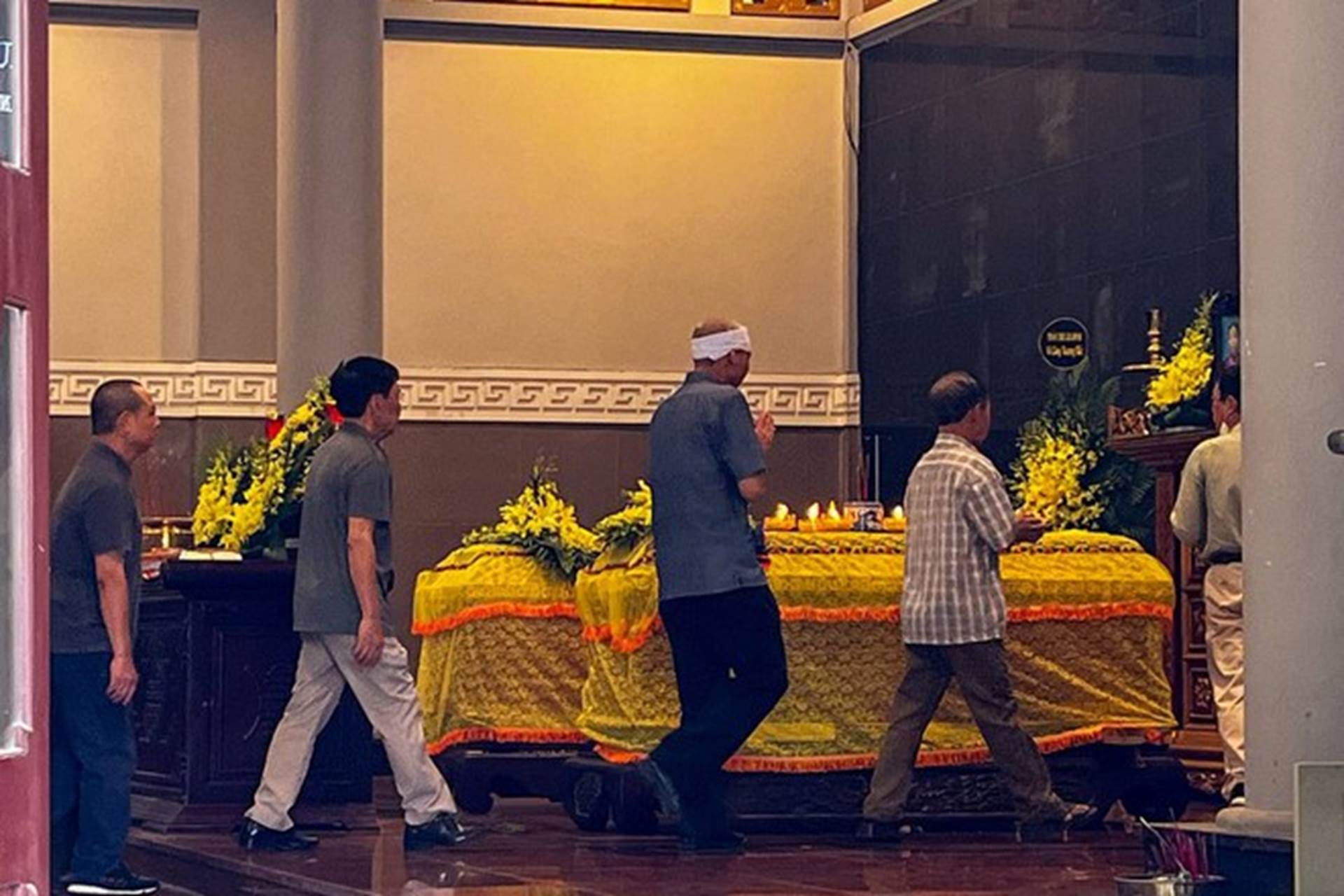 Tang thương bao trùm lễ tang của hai mẹ con chủ căn nhà trọ xảy ra vụ cháy khiến 14 người thiệt mạng-2