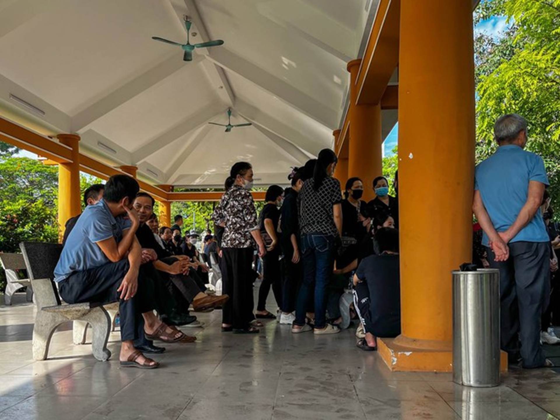 Tang thương bao trùm lễ tang của hai mẹ con chủ căn nhà trọ xảy ra vụ cháy khiến 14 người thiệt mạng-4