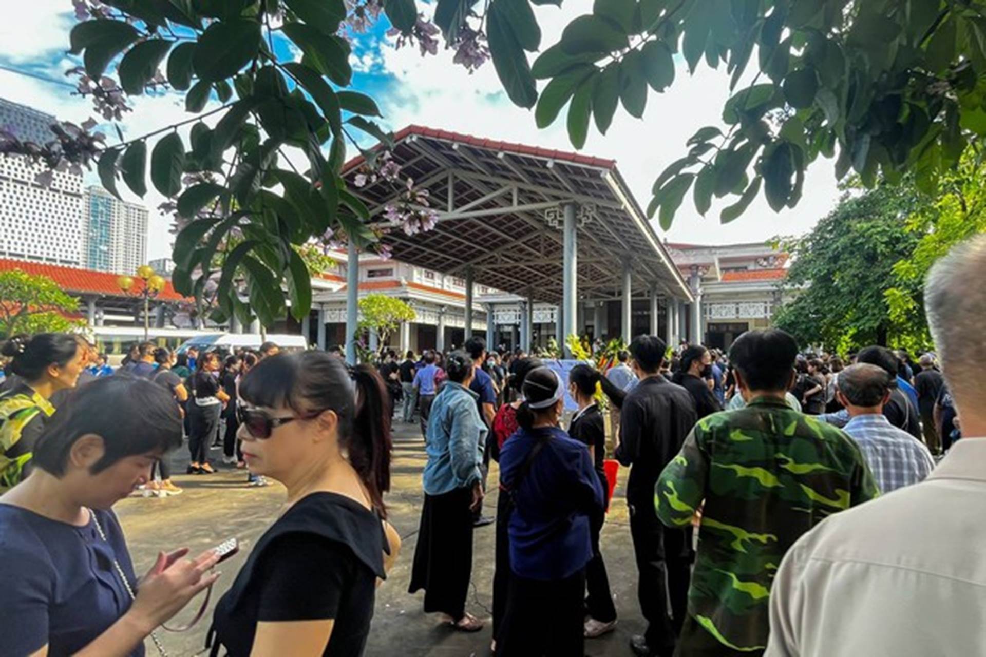 Tang thương bao trùm lễ tang của hai mẹ con chủ căn nhà trọ xảy ra vụ cháy khiến 14 người thiệt mạng-5