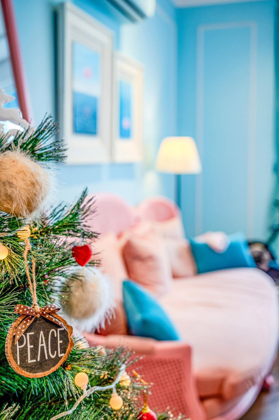 Ngôi nhà 600m2 ngập sắc màu như cung điện cổ tích của Thủy Top-12