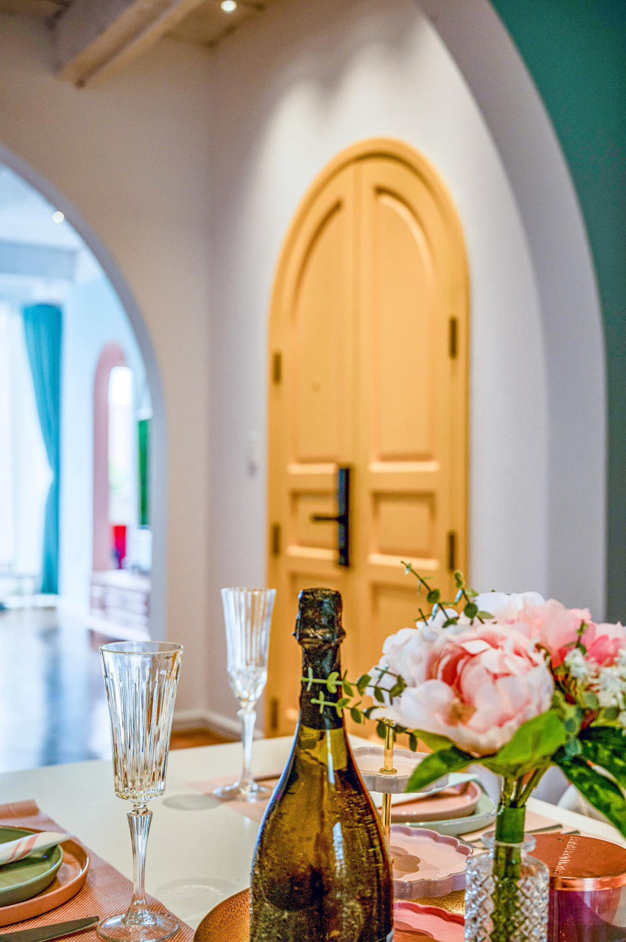 Ngôi nhà 600m2 ngập sắc màu như cung điện cổ tích của Thủy Top-13