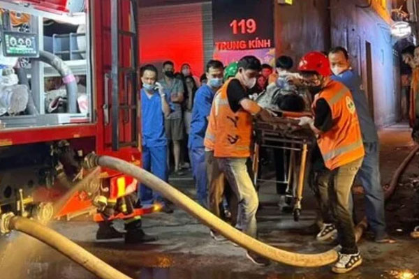 Thủ tướng gửi thư khen 4 người hùng đập tường cứu người trong vụ cháy nhà trọ-3