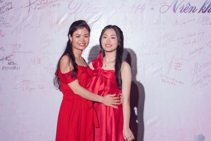 Học sinh Chu Văn An lột xác trong lễ trưởng thành: Ai cũng xinh đẹp bất chấp mưa gió!-2