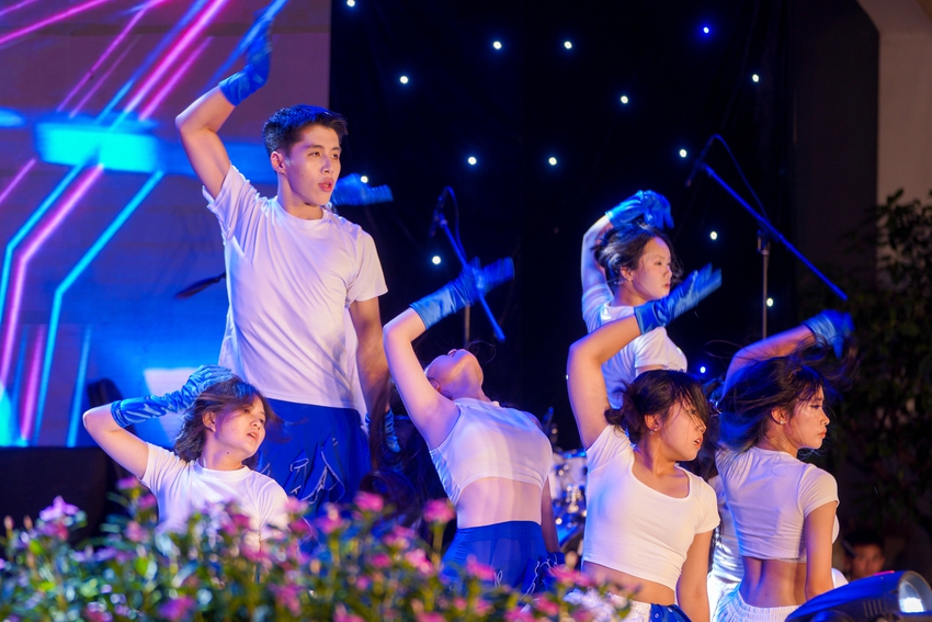 Học sinh Chu Văn An lột xác trong lễ trưởng thành: Ai cũng xinh đẹp bất chấp mưa gió!-6