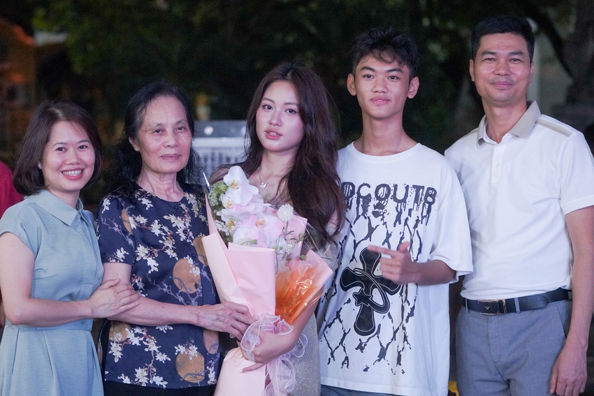 Học sinh Chu Văn An lột xác trong lễ trưởng thành: Ai cũng xinh đẹp bất chấp mưa gió!-3