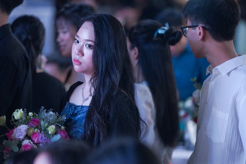 Học sinh Chu Văn An lột xác trong lễ trưởng thành: Ai cũng xinh đẹp bất chấp mưa gió!-7
