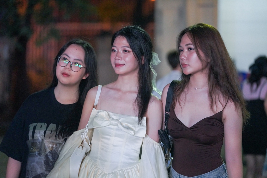 Học sinh Chu Văn An lột xác trong lễ trưởng thành: Ai cũng xinh đẹp bất chấp mưa gió!-1