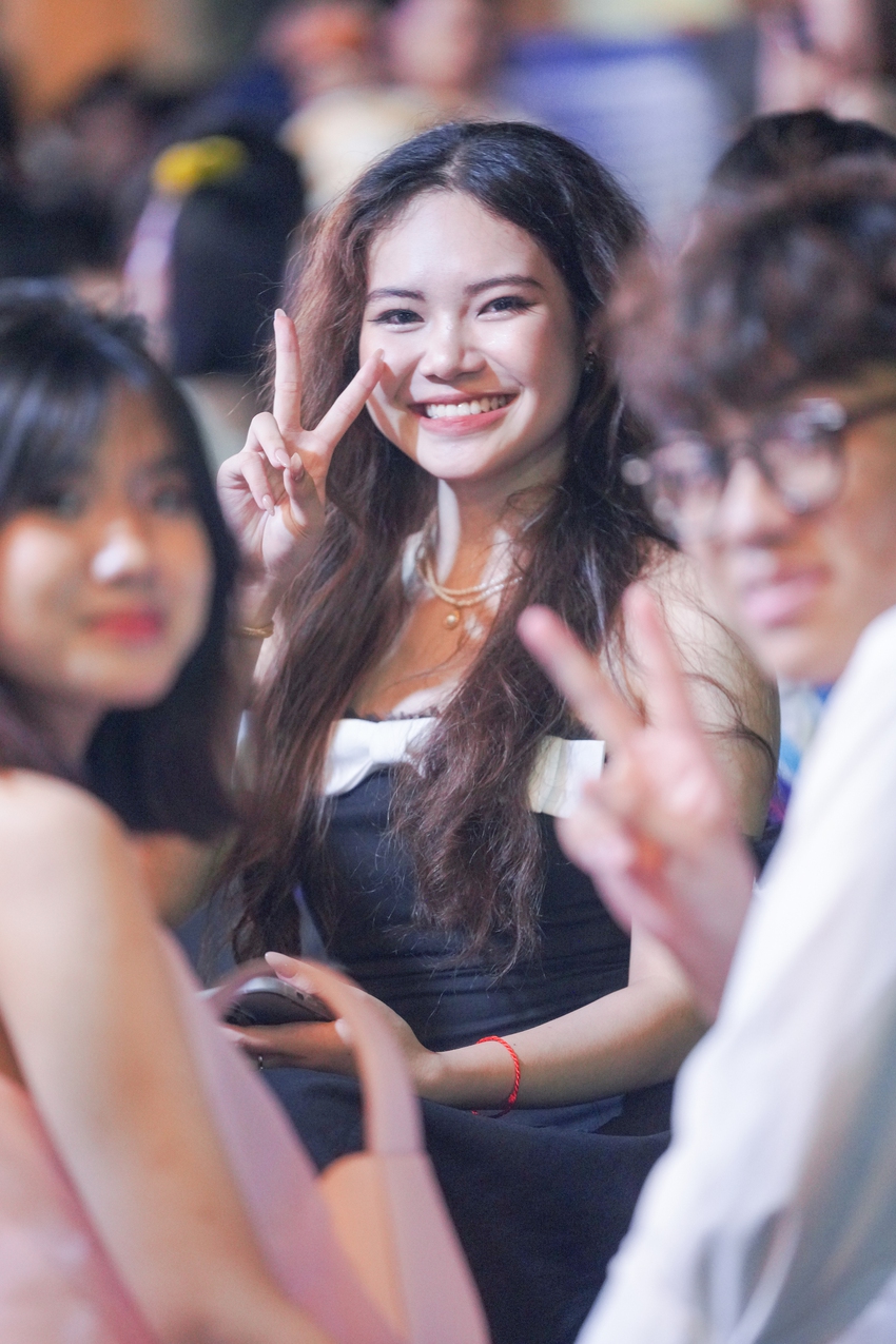 Học sinh Chu Văn An lột xác trong lễ trưởng thành: Ai cũng xinh đẹp bất chấp mưa gió!-14