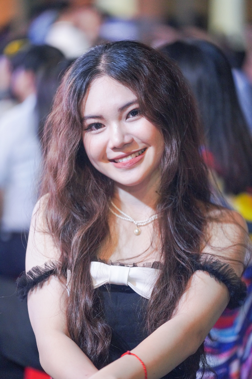 Học sinh Chu Văn An lột xác trong lễ trưởng thành: Ai cũng xinh đẹp bất chấp mưa gió!-8