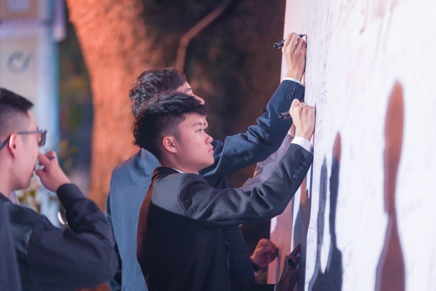 Học sinh Chu Văn An lột xác trong lễ trưởng thành: Ai cũng xinh đẹp bất chấp mưa gió!-4