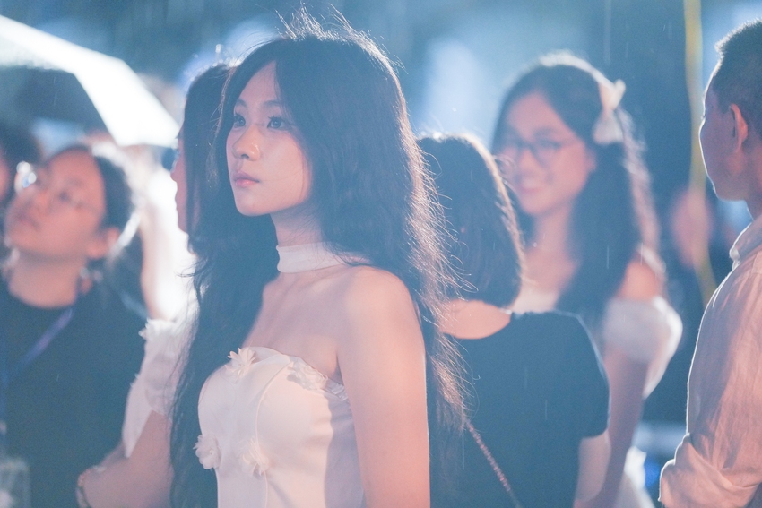 Học sinh Chu Văn An lột xác trong lễ trưởng thành: Ai cũng xinh đẹp bất chấp mưa gió!-11