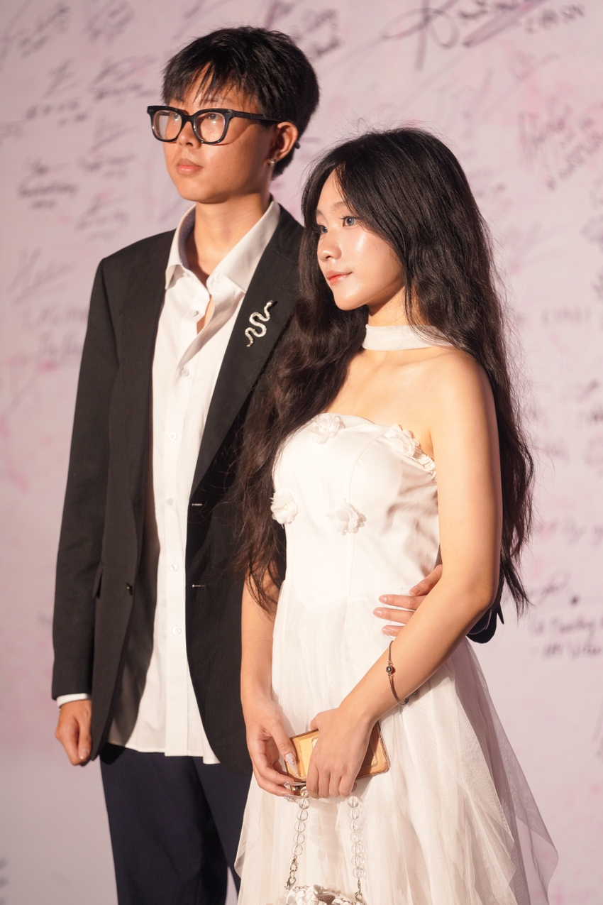 Học sinh Chu Văn An lột xác trong lễ trưởng thành: Ai cũng xinh đẹp bất chấp mưa gió!-15