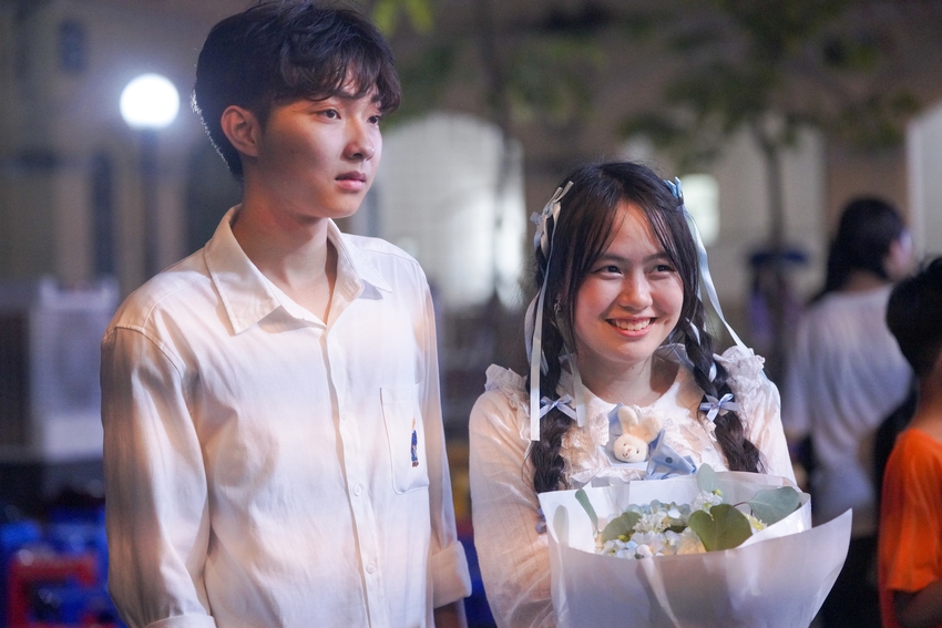 Học sinh Chu Văn An lột xác trong lễ trưởng thành: Ai cũng xinh đẹp bất chấp mưa gió!-16