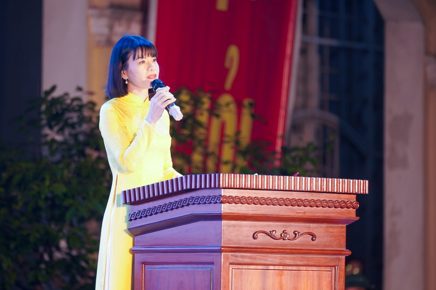 Học sinh Chu Văn An lột xác trong lễ trưởng thành: Ai cũng xinh đẹp bất chấp mưa gió!-5