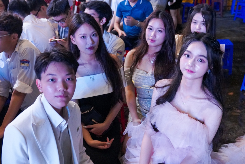 Học sinh Chu Văn An lột xác trong lễ trưởng thành: Ai cũng xinh đẹp bất chấp mưa gió!-10