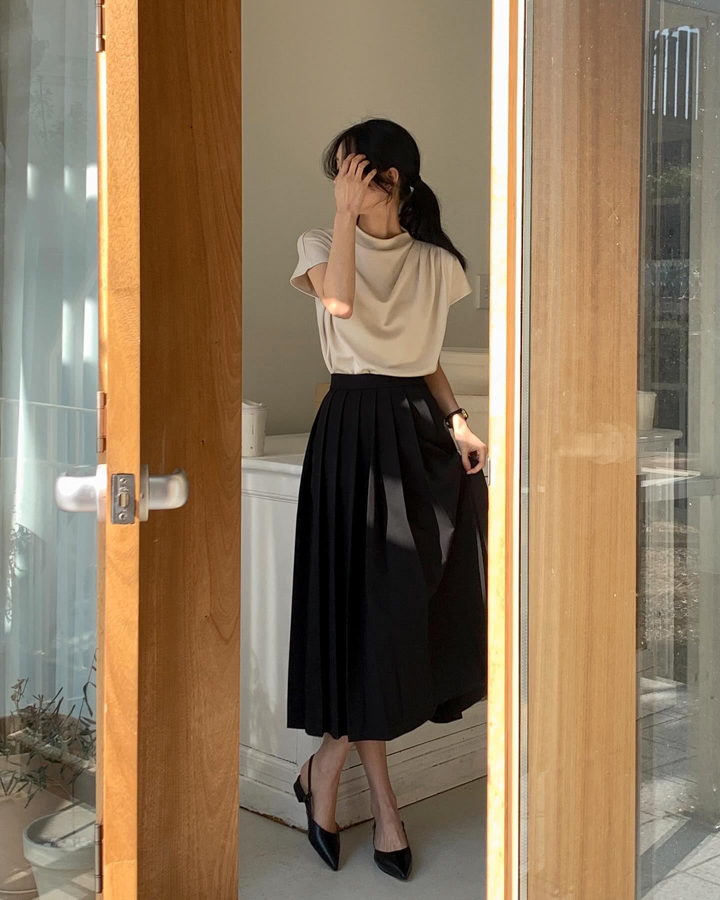 Nếu thường xuyên đi giày bệt, bạn hãy diện 4 kiểu chân váy để tôn dáng hiệu quả-10