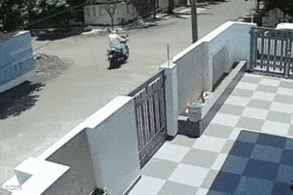 Clip: Ô tô đâm trúng người đàn ông rồi bỏ chạy khỏi hiện trường