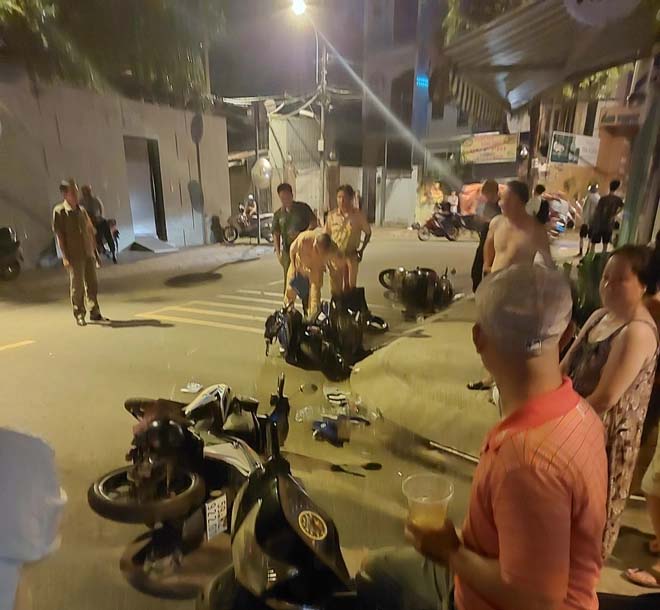 TPHCM: Nữ tài xế taxi công nghệ tông hàng loạt xe máy đang lưu thông khiến nhiều người bị thương-1