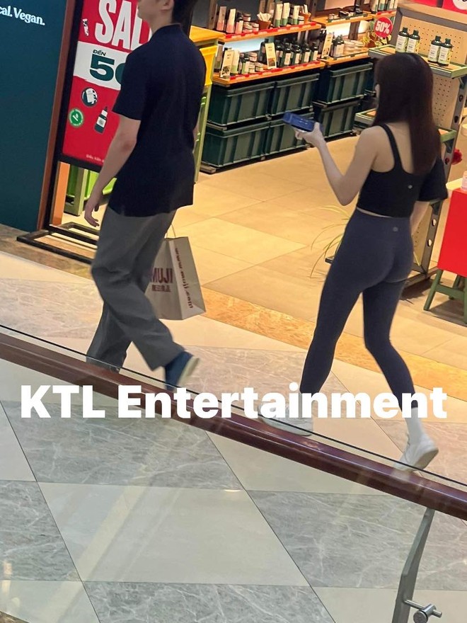 Team qua đường tóm dính Thiều Bảo Trâm và bạn trai tình tứ ở trung tâm thương mại-4