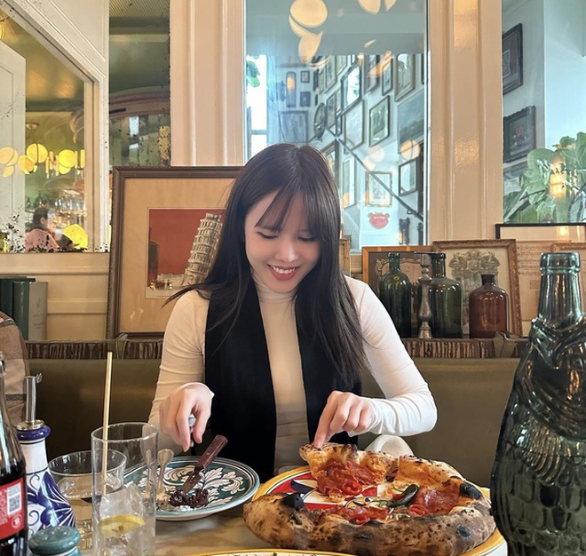 Team qua đường tóm dính Thiều Bảo Trâm và bạn trai tình tứ ở trung tâm thương mại-8