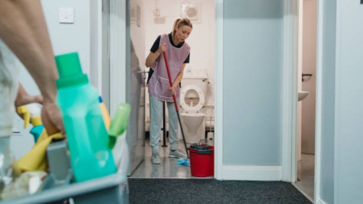 Vì sao nhà vệ sinh thường bốc mùi vào mùa mưa?-1