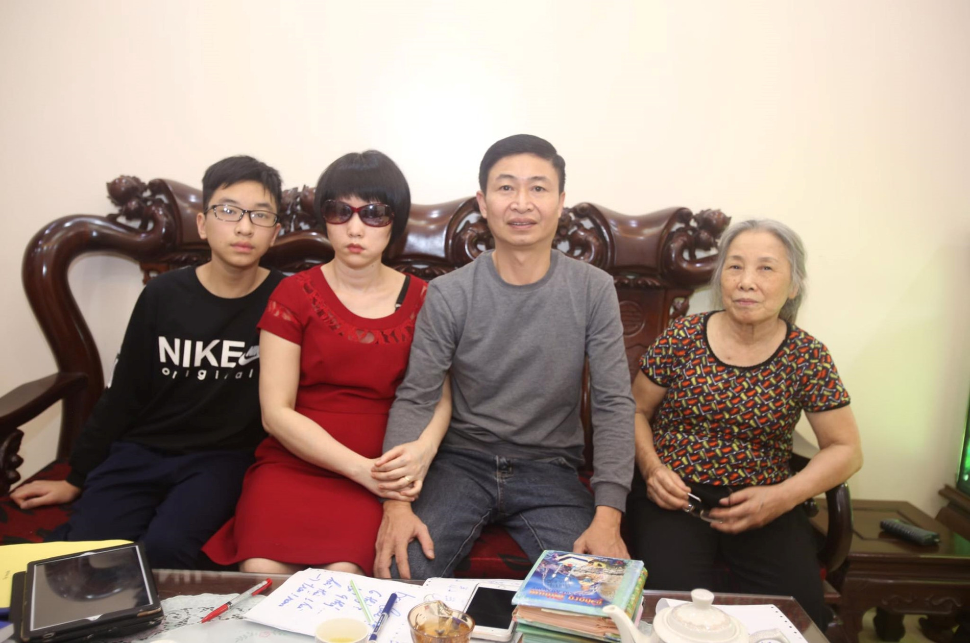 Vợ bị u não, chồng ở rể một tay quán xuyến việc nhà, hiếu kính mẹ vợ hết mình-1