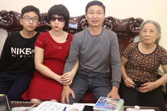 Vợ bị u não, chồng ở rể một tay quán xuyến việc nhà, hiếu kính mẹ vợ hết mình