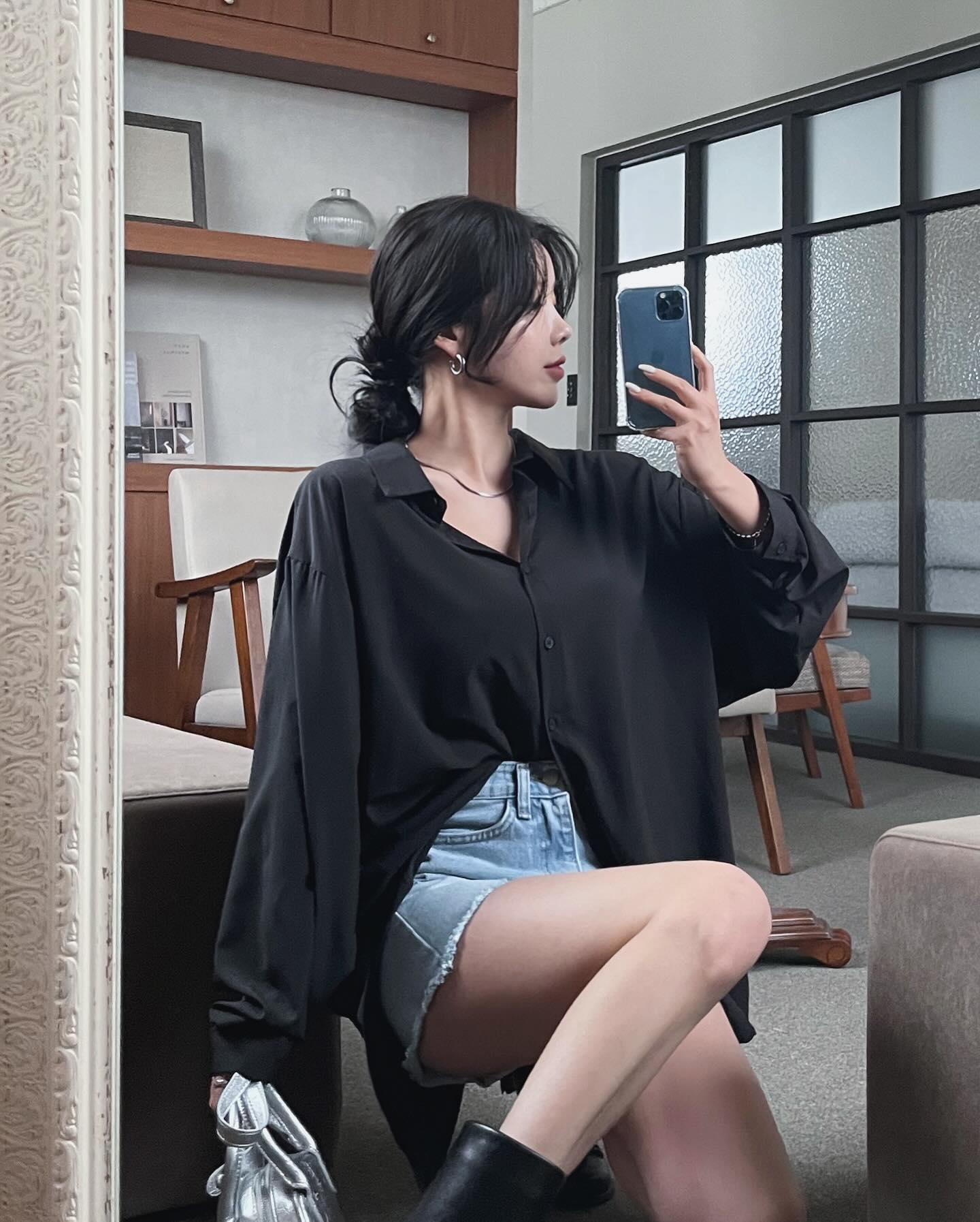 3 cách mặc áo sơ mi tối màu sang trọng mà vẫn trẻ trung-1