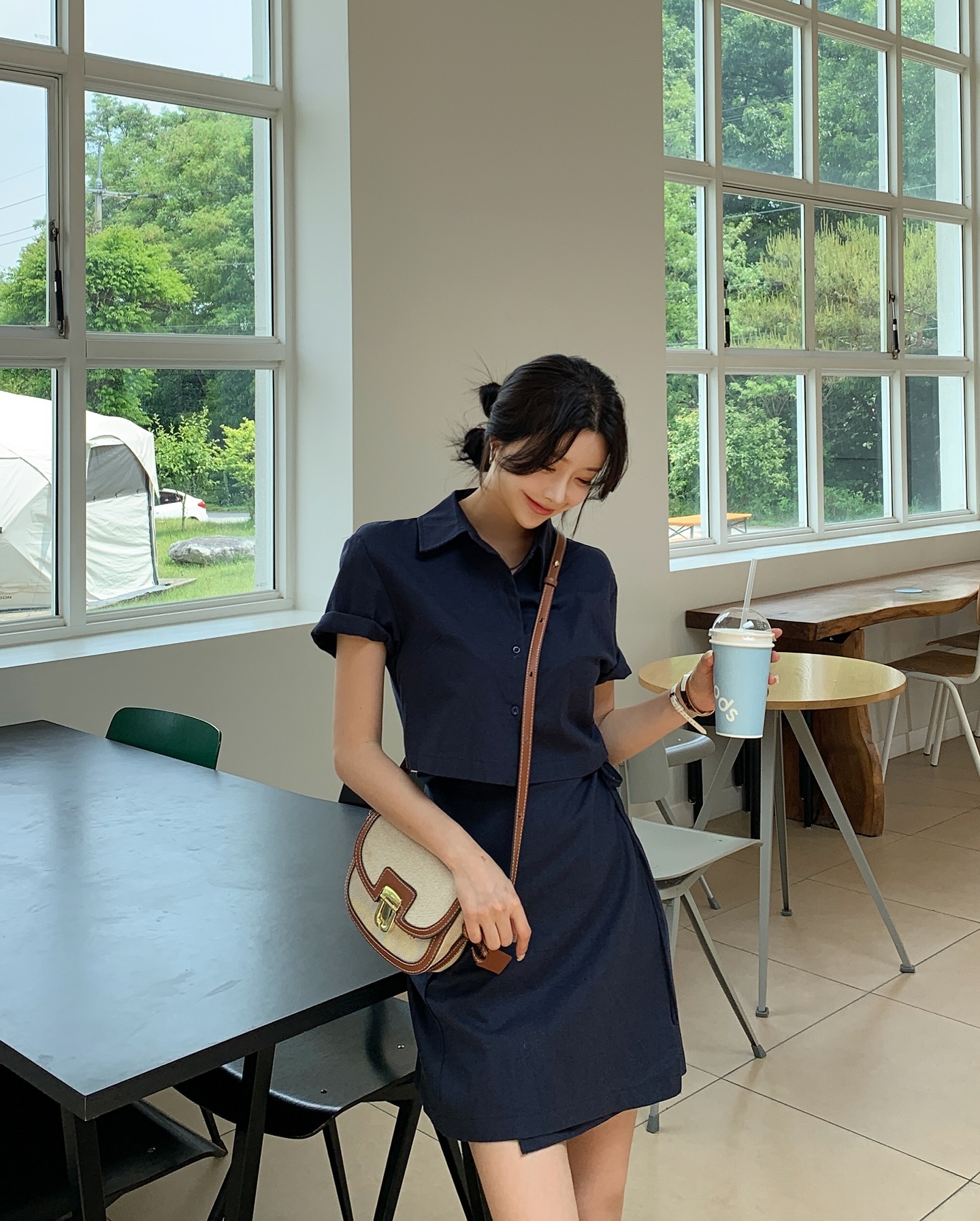 3 cách mặc áo sơ mi tối màu sang trọng mà vẫn trẻ trung-2