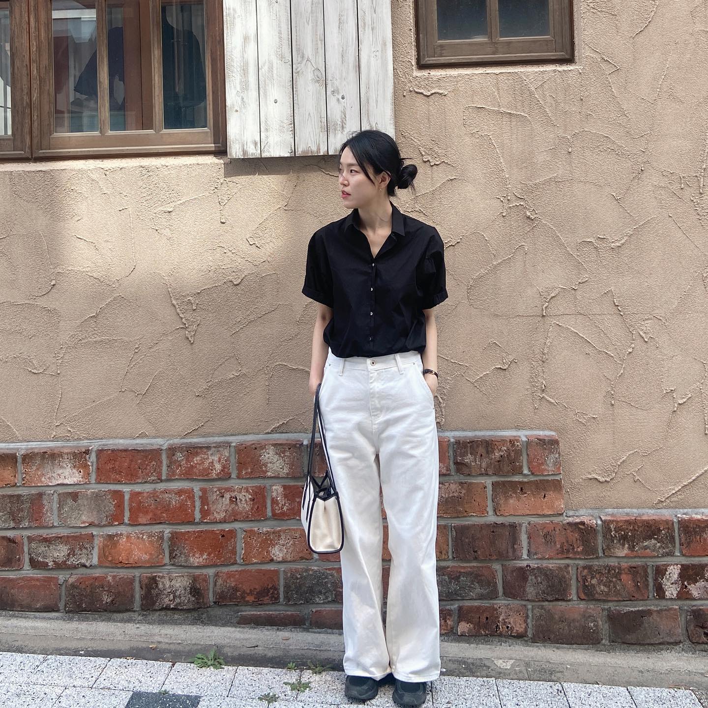 3 cách mặc áo sơ mi tối màu sang trọng mà vẫn trẻ trung-3