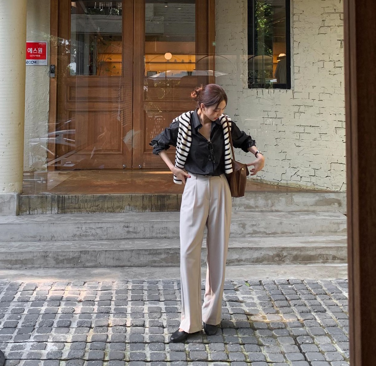 3 cách mặc áo sơ mi tối màu sang trọng mà vẫn trẻ trung-4