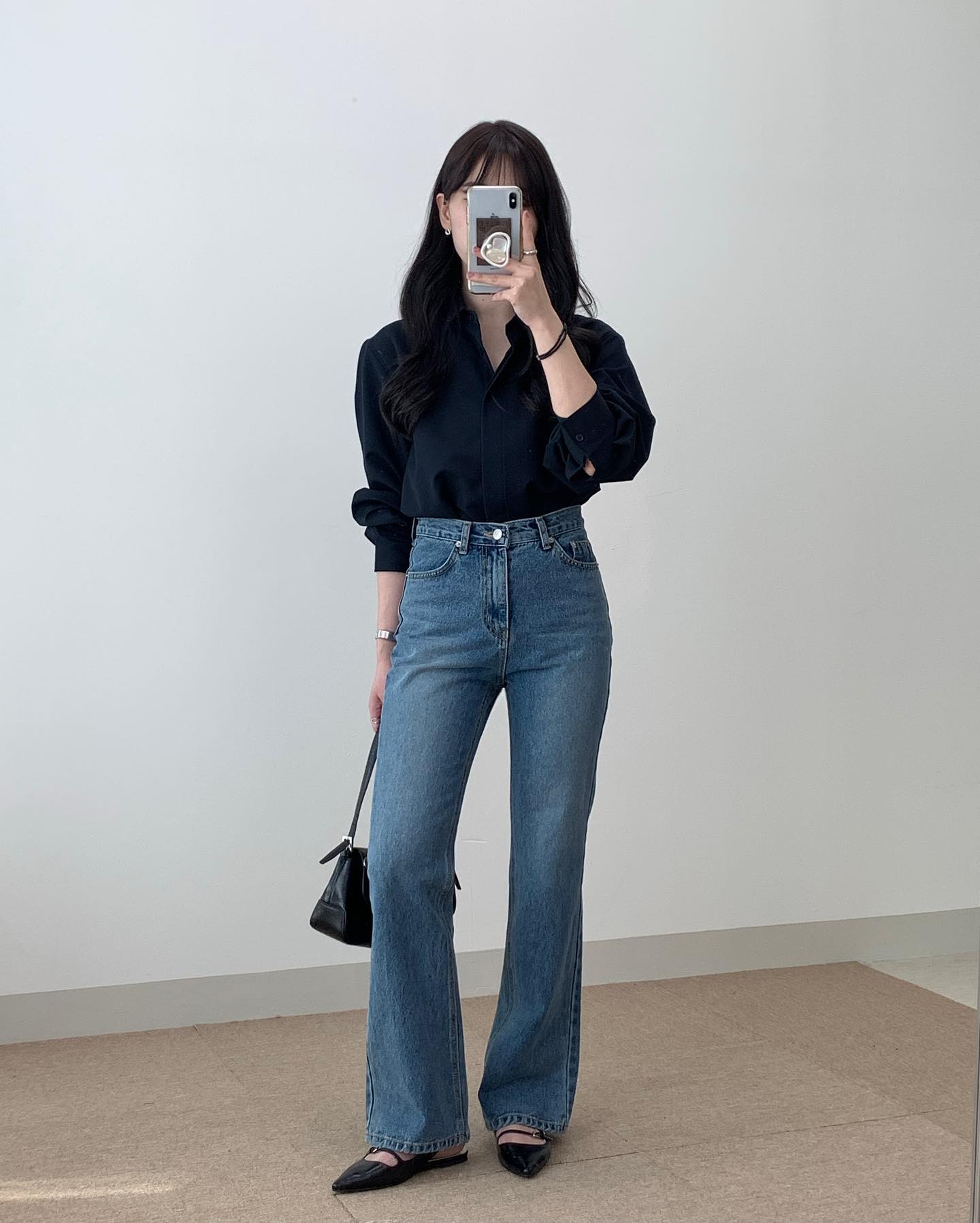 3 cách mặc áo sơ mi tối màu sang trọng mà vẫn trẻ trung-7