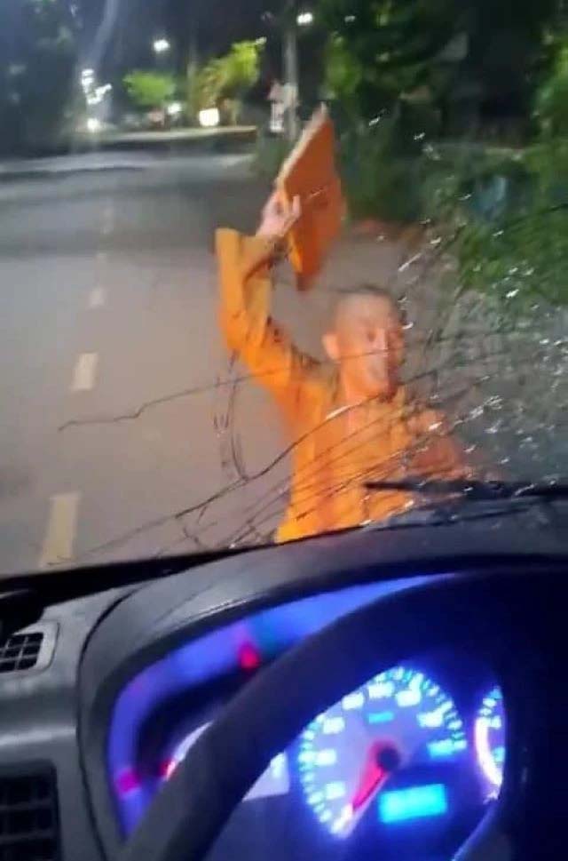 Mặc y phục giống nhà sư, người đàn ông ở Bình Dương chặn đầu, đập vỡ kính xe tải-1