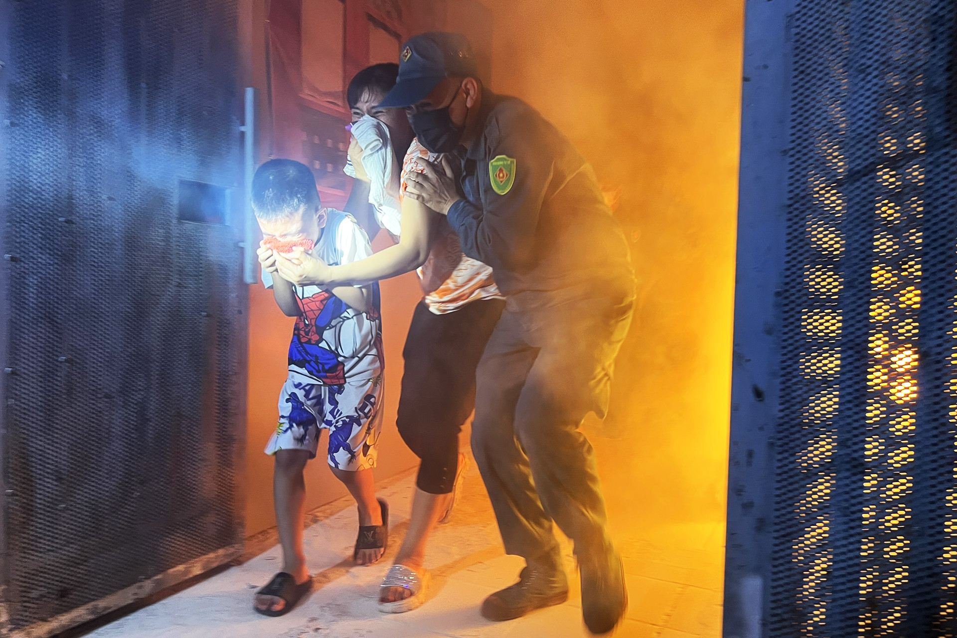 Từ vụ cháy nhà trọ ở Trung Kính, khi khói lửa chặn đường thoát nạn cần làm gì?-3