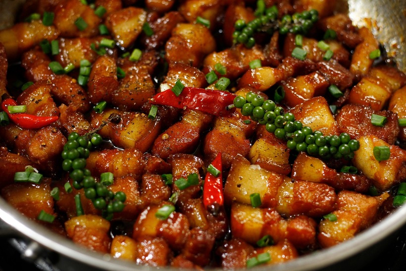 Bí quyết cho món thịt kho tiêu ngon đậm đà, mềm tan trong miệng-2