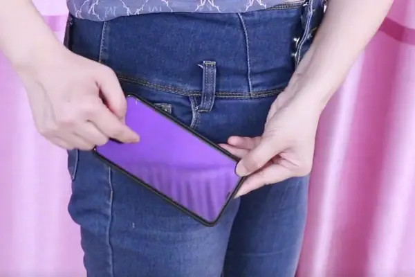 Cho điện thoại vào túi quần, màn hình nên hướng vào trong hay quay ra ngoài-1