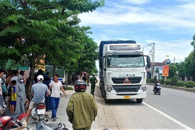 Nghe tiếng tri hô, nam thanh niên Quảng Trị vứt chổi lao xuống sông cứu bé gái-2