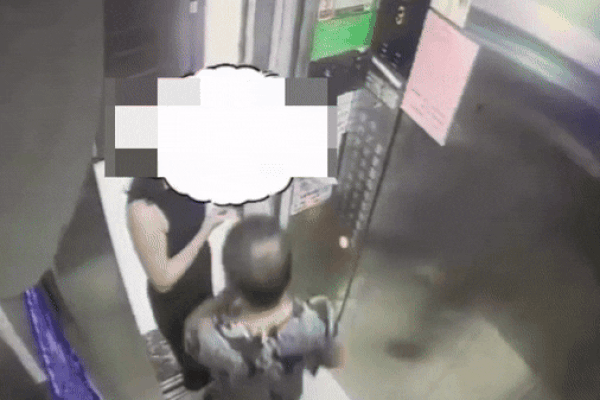 Ngăn người đàn ông hút thuốc trong thang máy, người phụ nữ bị tấn công