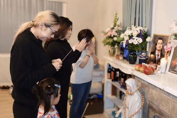 Vợ Đức Tiến òa khóc khi biết giá đất chôn chồng mình là 41 ngàn đô, tiền làm mộ 17 ngàn đô-3