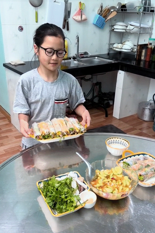 Nhỏ xíu đã có tài nấu ăn, bé gái Lạng Sơn sở hữu clip triệu view nhờ những món ngon truyền thống gia đình Việt-2