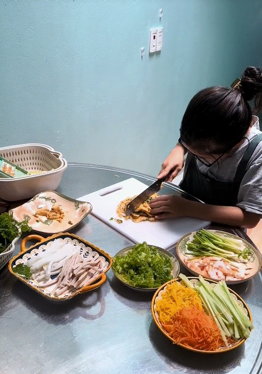 Nhỏ xíu đã có tài nấu ăn, bé gái Lạng Sơn sở hữu clip triệu view nhờ những món ngon truyền thống gia đình Việt-4