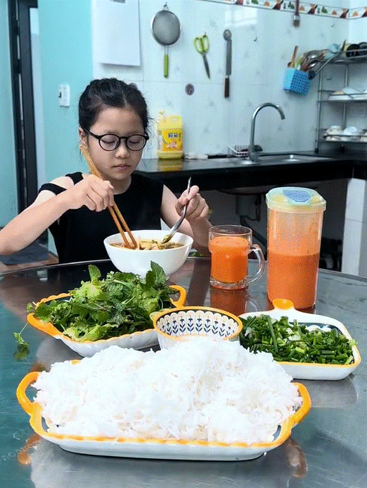 Nhỏ xíu đã có tài nấu ăn, bé gái Lạng Sơn sở hữu clip triệu view nhờ những món ngon truyền thống gia đình Việt-9