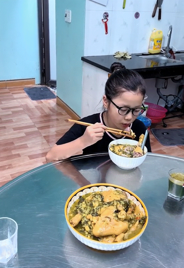Nhỏ xíu đã có tài nấu ăn, bé gái Lạng Sơn sở hữu clip triệu view nhờ những món ngon truyền thống gia đình Việt-10