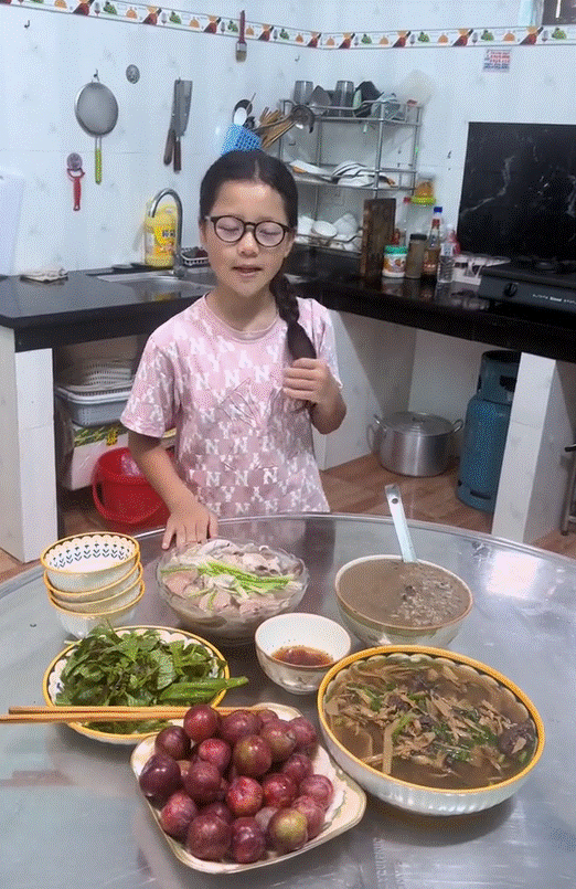 Nhỏ xíu đã có tài nấu ăn, bé gái Lạng Sơn sở hữu clip triệu view nhờ những món ngon truyền thống gia đình Việt-11