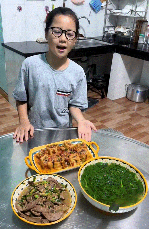 Nhỏ xíu đã có tài nấu ăn, bé gái Lạng Sơn sở hữu clip triệu view nhờ những món ngon truyền thống gia đình Việt-12